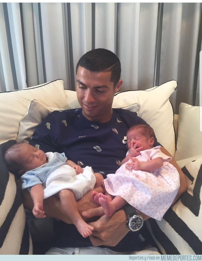 984637 - Cristiano Ronaldo presenta al mundo y posa con sus gemelos