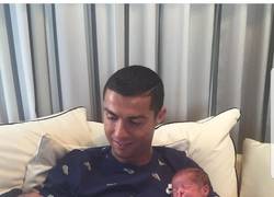 Enlace a Cristiano Ronaldo presenta al mundo y posa con sus gemelos
