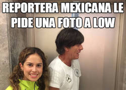 Enlace a Reportera mexicana le pide una foto a Löw