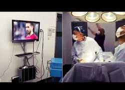 Enlace a Dos cirujanos paran una operación para… ¡ver y celebrar la victoria de Chile ante Portugal!