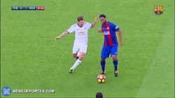 Enlace a GIF: Derroche de magia de Ronaldinho en el partido benéfico de anoche