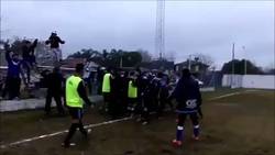 Enlace a Los jugadores se pelean y uno con trompeta en la tribuna toca la de Rocky