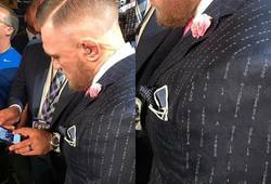 Enlace a El diseñador del traje de McGregor ha hecho una versión especial para James