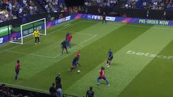 Enlace a Pires envía a Puyol a por uvas con este regate