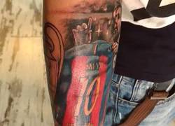 Enlace a Alucinante tatuaje de Messi en movimiento