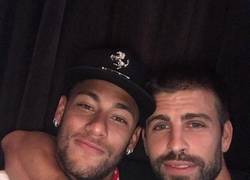 Enlace a Piqué confirma con esta foto que Neymar se queda en el Barça
