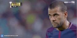 Enlace a GIF: Golaaaazo de falta directa de Alves al Mónaco en la Supercopa