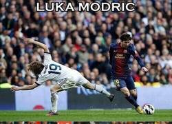 Enlace a ¿Por qué Modric marca a Messi dándole siempre la espalda?