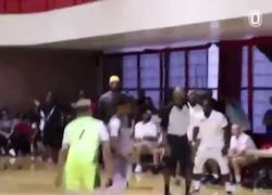 Enlace a Lebron James como entrenador del equipo de su hijo, menudo privilegio