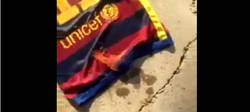 Enlace a Vídeo: Un aficionado del Barça le prende fuego a la camiseta de Neymar