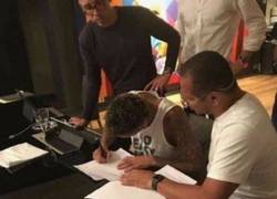 Enlace a Neymar firmando por el PSG