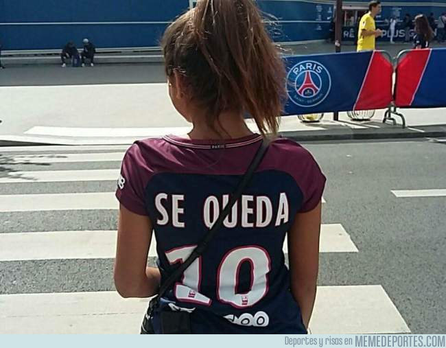 991383 - Esta chica trolea a Piqué con esta camiseta personalizada del PSG