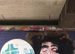 Enlace a En Australia hacen un mural con la foto de Fellaini