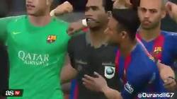 Enlace a WTF, un árbitro celebrando un gol con el Barcelona en el PES