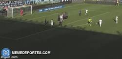 Enlace a GIF: Kolarov la mete por abajo y por la escuadra, golazo para la Roma