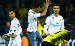 Enlace a Así reaccionó CR7 al ver que un fan entró al campo e imitó el SIIIIIUUUUU