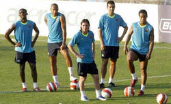 Enlace a Dios del fútbol junto a 4 simples terrícolas que juegan bien al fútbol: Messi, Etoo, Henry y Ronnie