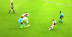 Enlace a La jugada más WTF del año la protagoniza Coquelin que se desmaya en pleno partido