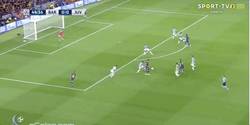 Enlace a GIF: Golaaaaaazo de Messi que marca su primer gol a Buffon