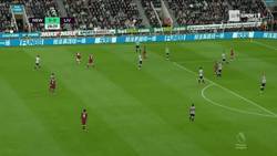 Enlace a GIF: Golazooo de Coutinho que adelantaba al Liverpool en St James' Park