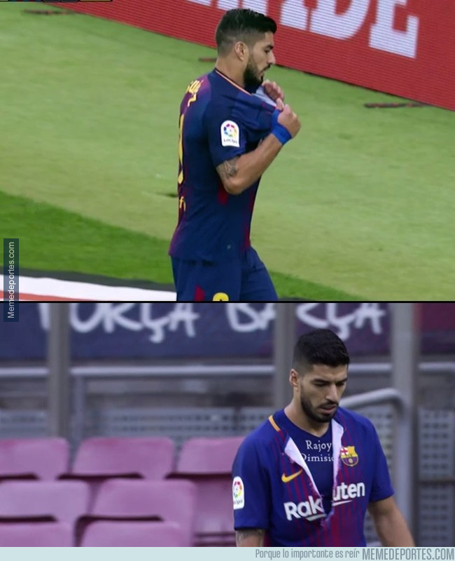 1001725 - Imágenes de Suarez arrancándose la camiseta después de fallar una ocasión
