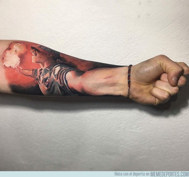 1002045 - Increíble el tatuaje que se ha hecho un hincha de Nacional de Montevideo