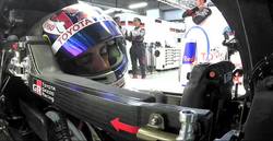 Enlace a Pillan a Buemi roncando dentro del Toyota por culpa del jet lag