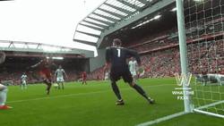 Enlace a GIF: Gran parada con el pie de De Gea que evitó el gol del Liverpool