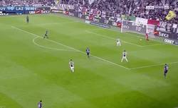 Enlace a GIF: Higuaín lo ha vuelto a hacer con este fallo muy loco a pocos centímetros de la línea de gol