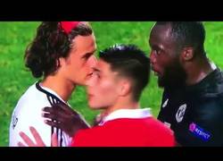 Enlace a Gesto enorme de Lukaku, consolando al portero del Benfica tras su error