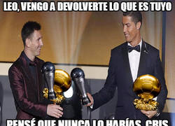 Enlace a Cristiano devuelve premios a Messi