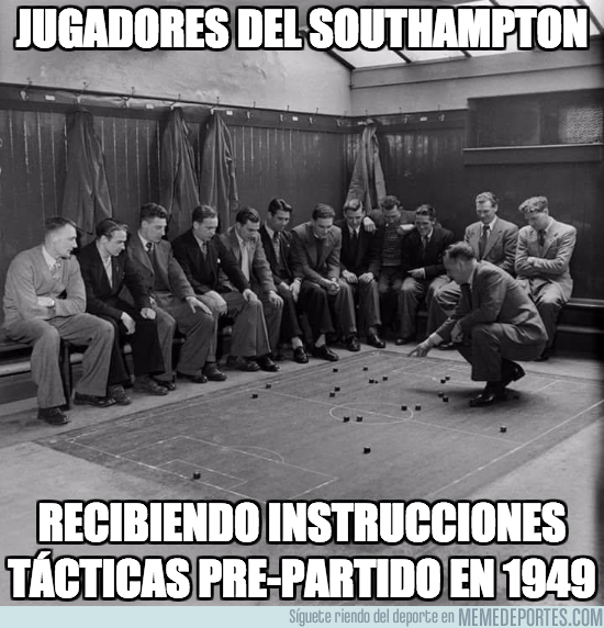 1008002 - Jugadores del Southampton recibiendo instrucciones tácticas pre-partido en 1949