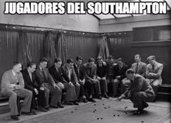 Enlace a Jugadores del Southampton recibiendo instrucciones tácticas pre-partido en 1949