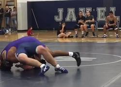 Enlace a El árbitro más loco ¿o el más profesional del mundo en la lucha libre?
