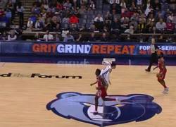 Enlace a Marc Gasol chutando una zapatilla de un compañero en pleno partido, ¿es falta?