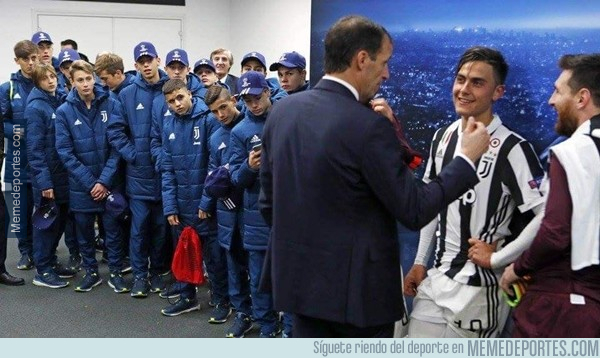 1008830 - La imagen de varios juveniles de la Juventus flipando esperando a Messi y Dybala