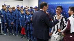 Enlace a La imagen de varios juveniles de la Juventus flipando esperando a Messi y Dybala