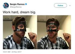 Enlace a Sergio Ramos sube foto con su nueva máscara e Internet vuelve a petarlo con los montajes