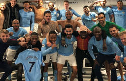 Enlace a Mendy sube esta foto del vestuario del Manchester City y la gente se está partiendo con el detalle de Silva