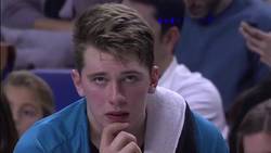 Enlace a La pillada a Doncic cantando el “Despacito” en pleno partido y que se ha hecho viral