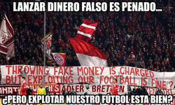 Enlace a Los fanáticos del Bayern reaccionan tras la multa que les impuso la UEFA por lanzar dinero falso al campo