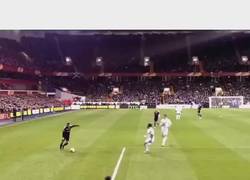 Enlace a Este balón entrando por la escuadra es lo más satisfactorio que verás hoy