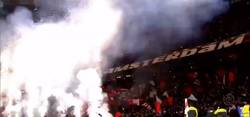 Enlace a Vídeo: El increíble festival de petardos antes del Ajax-PSV que te dejará sordo