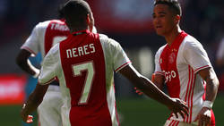 Enlace a El golazo del hijo de Kluivert y los regates del nuevo Neymar, el regalo navideño del Ajax a sus seguidores