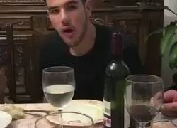 Enlace a Lucas Hernández trolea a su hermano Theo felicitándole así la Navidad