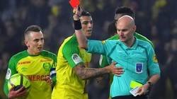 Enlace a El árbitro del Nantes vs PSG da una patada al brasileño Diego Carlos y después le expulsa