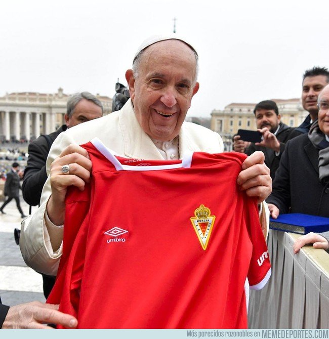 1021614 - El WTF del día: El Papa posando con la camiseta del Real Murcia