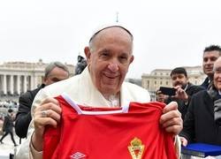 Enlace a El WTF del día: El Papa posando con la camiseta del Real Murcia