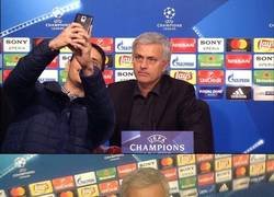 Enlace a Un selfie con Mourinho, todo alegría 