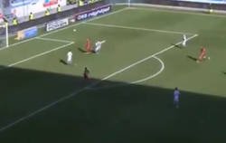 Enlace a Vídeo: La increíble jugada vista en la Bundesliga en el que el portero parece que se olvidó que juega